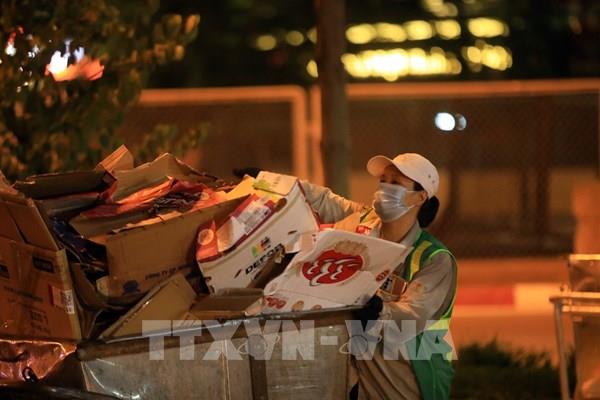 Những người cần mẫn làm đẹp đường phố trong những ngày giãn cách