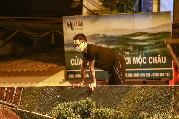 Một số người dân trèo rào trong đêm ở phường Chương Dương, định trốn khỏi vùng phong tỏa