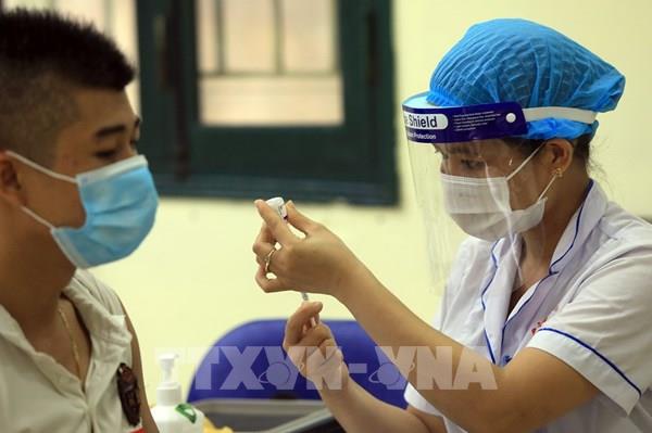 Phải làm gì nếu sốt cao kéo dài sau tiêm vaccine COVID-19?