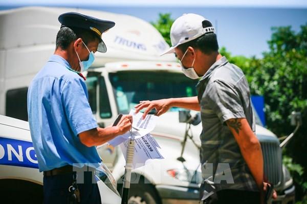 24h tại chốt kiểm soát dịch COVID-19 trên đường Hòa Lạc - Hòa Bình