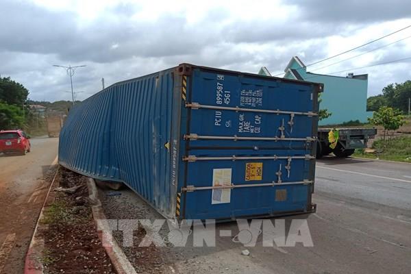 Xe đầu kéo mất lái, thùng container văng xuống đường