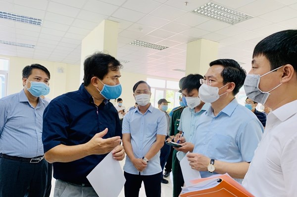 Bộ Xây dựng thị sát việc xây dựng bệnh viện dã chiến, khu cách ly tập trung tại Hà Nội