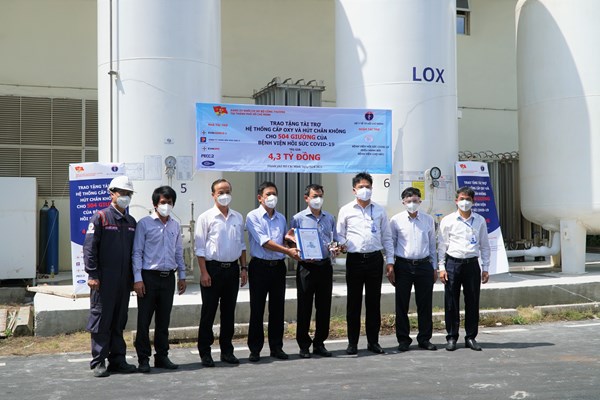 Ngành điện phối hợp các đơn vị trao thiết bị điều trị cho bệnh nhân COVID-19