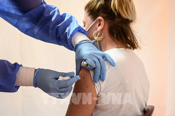 Pháp cân nhắc tiêm vaccine ngừa COVID-19 liều tăng cường