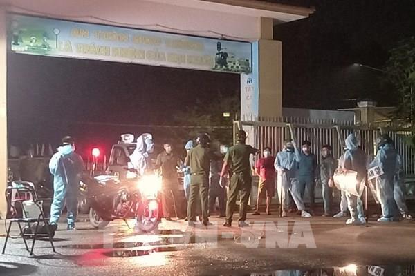 Khống chế 2 đối tượng F0 dùng dao đe dọa cán bộ y tế