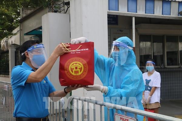 Hà Nội: 15.000 công nhân lao động nhận quà hỗ trợ từ “Xe buýt siêu thị 0 đồng”