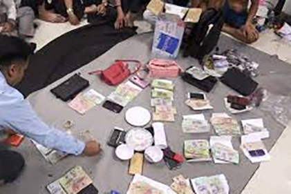 Bắt quả tang 12 đối tượng đánh bạc trong thời gian giãn cách xã hội