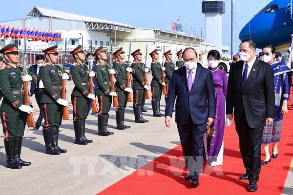 Chủ tịch nước Nguyễn Xuân Phúc tới Thủ đô Viêng Chăn, bắt đầu thăm hữu nghị chính thức Lào