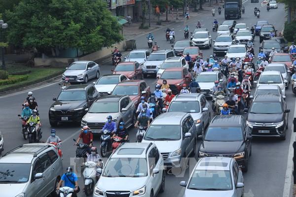 Đường phố Hà Nội vẫn đông đúc sáng đầu tuần