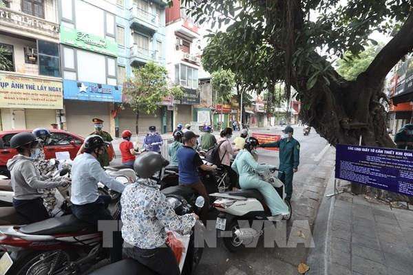 Hà Nội "siết" cấp, sử dụng giấy đi đường: Cần có cách hạn chế đông đúc ở chốt kiểm dịch