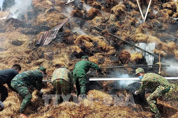 Cháy nhà kho cùng 8.000 cuộn rơm