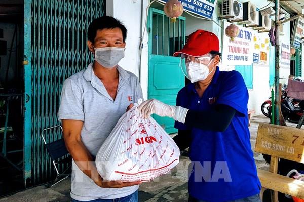 Xóm chạy thận dìu nhau qua mùa dịch COVID-19