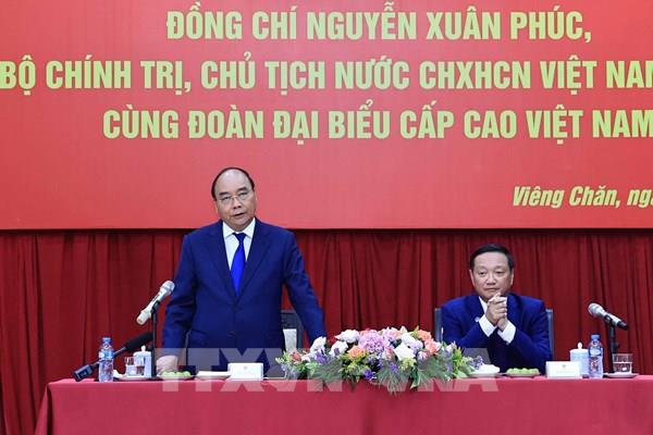 Chủ tịch nước Nguyễn Xuân Phúc gặp đại diện cộng đồng và doanh nghiệp Việt Nam tại Lào