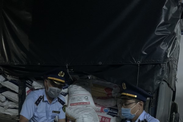 Phát hiện 2 tấn đường kính có dấu hiệu nhập lậu