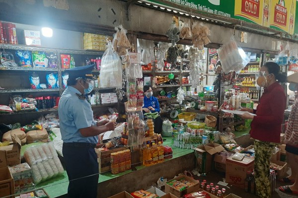 Lập biên bản vi phạm trường hợp kinh doanh thịt lợn không có dấu kiểm soát 