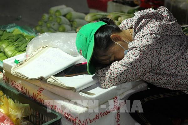 Nhọc nhằn nơi chợ đêm nông sản tỉnh biên giới Lào Cai