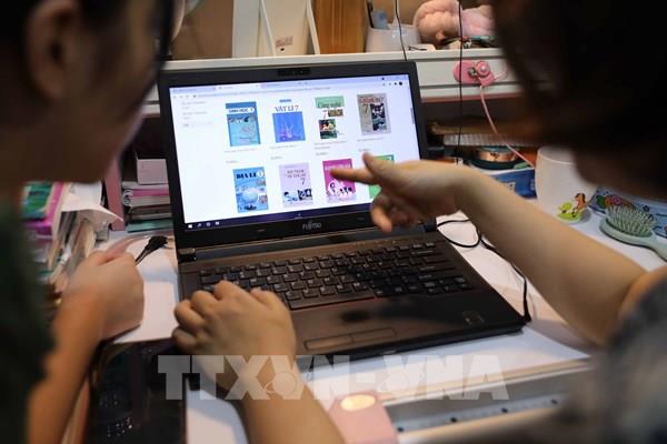 Nhà sách đóng cửa, phụ huynh tìm chợ sách giáo khoa online