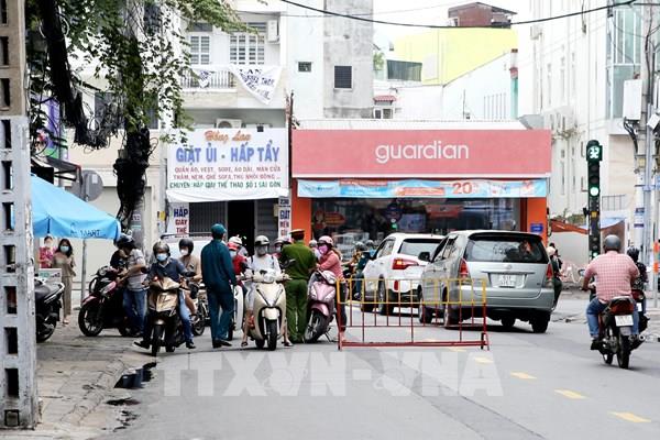 Tp. Hồ Chí Minh: Người dân vẫn ra đường đông khi chưa hết giãn cách xã hội