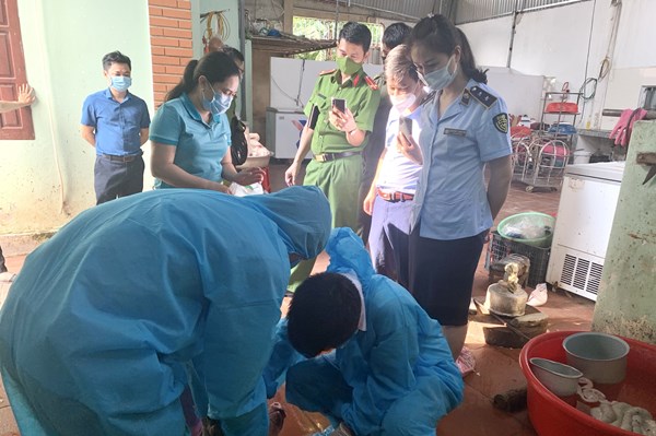 Phát hiện cơ sở tập kết 1 tấn thịt lợn ôi thiu để kinh doanh kiếm lời