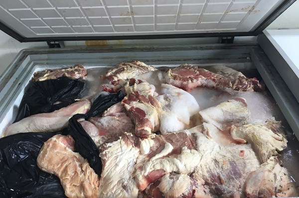 Phát hiện hàng chục kg thịt bẩn trong cơ sở kinh doanh thực phẩm