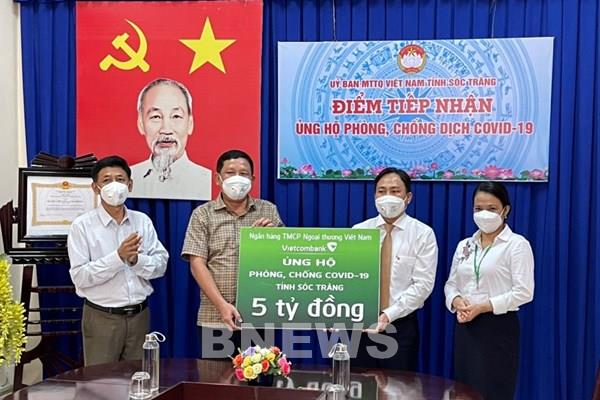 Vietcombank tài trợ 5 tỷ đồng hỗ trợ Sóc Trăng phòng, chống dịch COVID-19