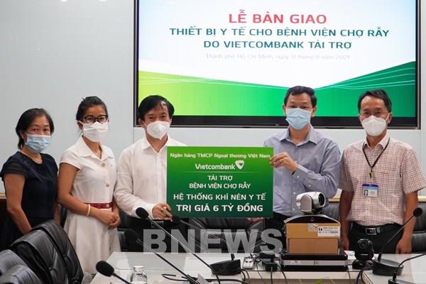 Vietcombank trao tặng 9 tỷ đồng trang thiết bị y tế cho BV Chợ Rẫy và BV Quân y 175