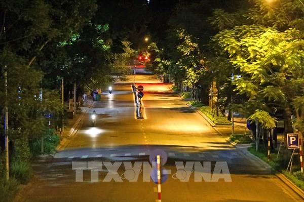 Bình lặng, thân thương phố đêm Hà Nội những ngày giãn cách