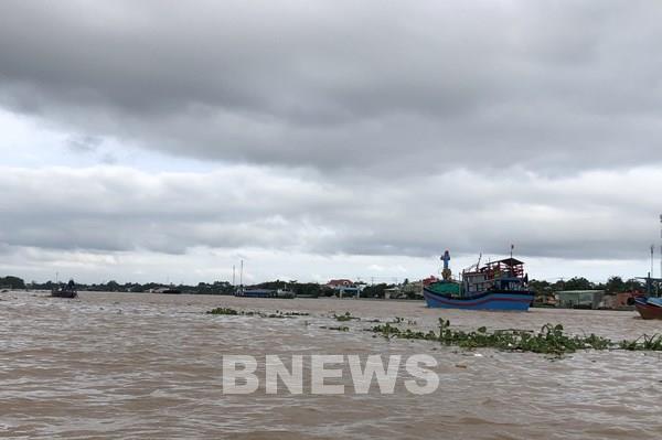 Dừng phà và đò ngang trên sông Hậu qua tỉnh Sóc Trăng