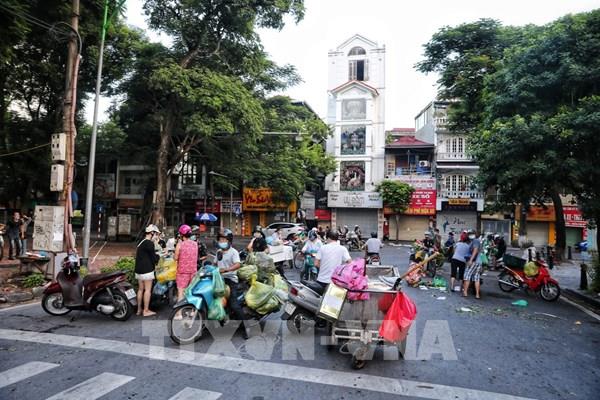Bất chấp lệnh cấm, chợ vẫn họp giữa lòng đường phố Hà Nội