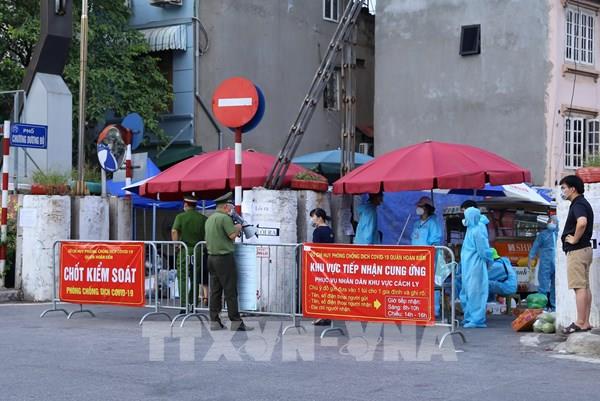 Dịch COVID-19: Hà Nội dừng cấp giấy ra vào ở phường Chương Dương