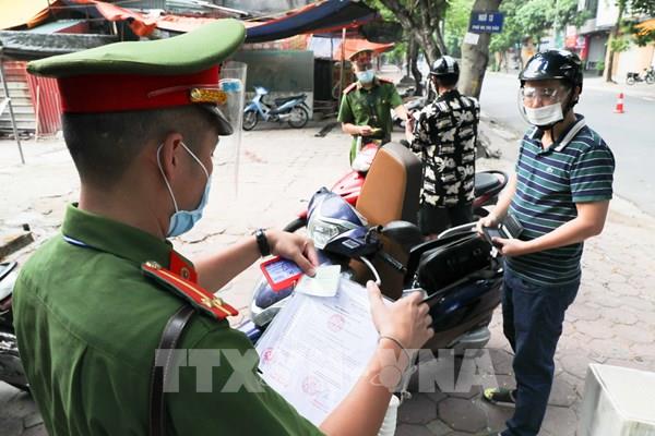 Hà Nội kiểm soát chặt người ra đường không có lý do chính đáng tại 12 quận