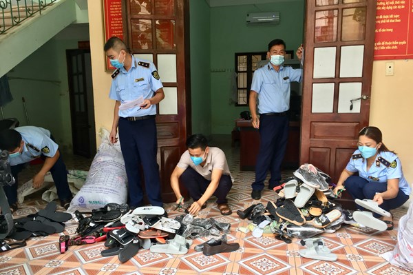 Tiêu hủy gần 300 sản phẩm giày dép, quần áo giả mạo nhãn hiệu