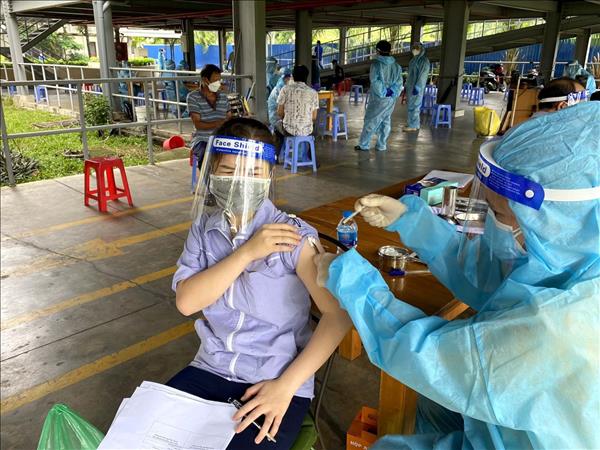 Tp.Hồ Chí Minh bắt đầu tiêm mũi vaccine COVID-19 thứ hai cho công nhân