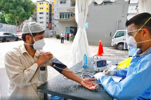 Singapore tiêm miễn phí vaccine COVID-19 cho người thường trú ngắn hạn