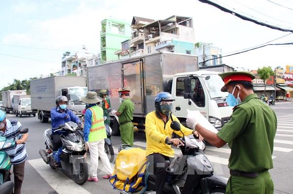 Thành phố Hồ Chí Minh rà soát lại đối tượng được phép ra đường