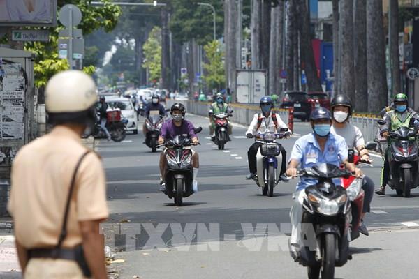 Đường phố TP. Hồ Chí Minh nhộn nhịp trước thông tin siết chặt "ai ở đâu ở yên đó"