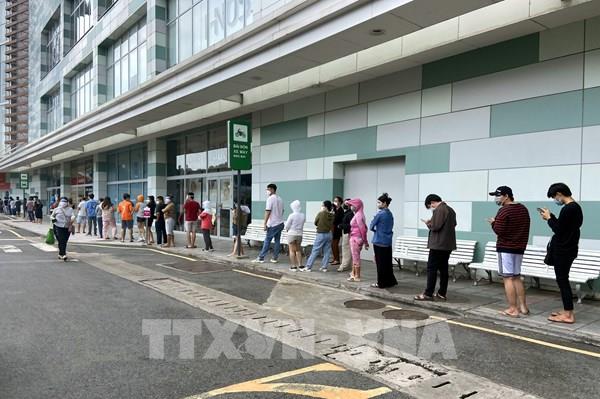 Trước yêu cầu “ai ở đâu ở yên đó”, TP. HCM tái diễn cảnh xếp hàng dài mua thực phẩm dự trữ