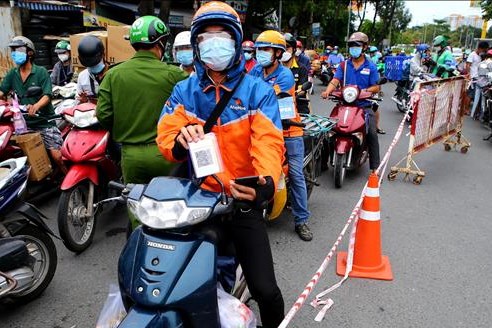 Tp Hồ Chí Minh: Doanh nghiệp tự tổ chức xét nghiệm cho shipper