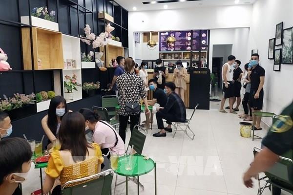 Phạt 30 triệu đồng 15 thanh niên tụ tập uống trà chanh hè phố