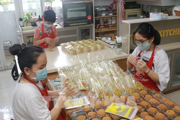 Những chiếc bánh Trung thu gửi tặng y bác sĩ tuyến đầu ở TP Hồ Chí Minh