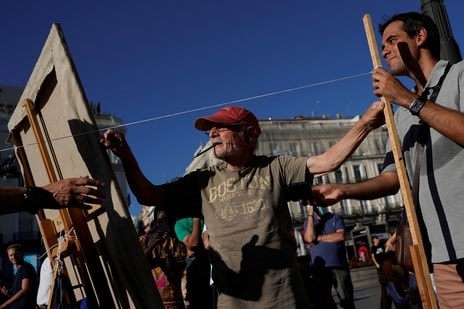 Chiêm ngưỡng bậc thầy hội hoạ vẽ tranh tại quảng trường ở Madrid