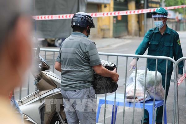 Hà Nội: Tất bật chuyển đồ cho người dân vùng phong tỏa phường Văn Miếu