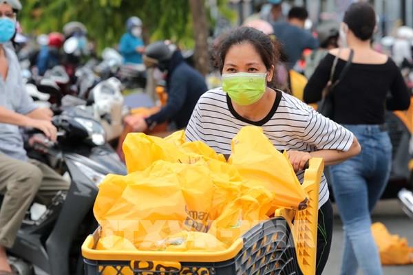 TP.HCM: Trước giãn cách, lượng người đi mua sắm giảm đáng kể so với hai ngày trước