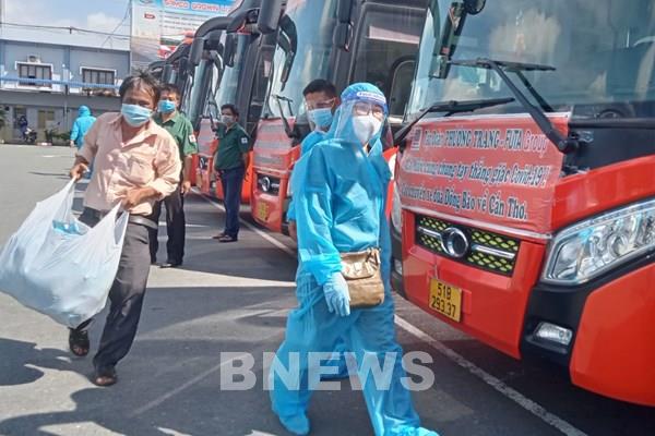 Tiếp tục đưa hơn 400 người dân Cần Thơ về quê tránh dịch