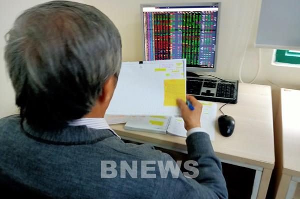 Chứng khoán sáng 23/8: Ngược dòng thị trường, nhóm cổ phiếu chứng khoán đồng loạt tăng trần