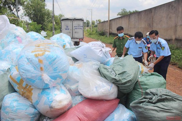 Phát hiện trên 1 tấn khẩu trang lỗi được tái chế kiếm lời