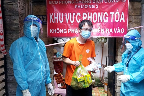 Tp Hồ Chí Minh: Trao túi thuốc an sinh đến tận tay F0 đang điều trị tại nhà