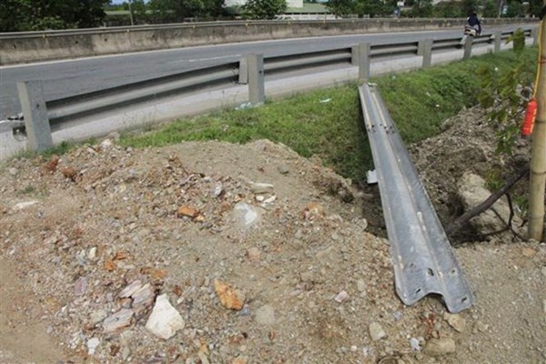 Ngang nhiên tháo dỡ trái phép hộ lan an toàn trên Quốc lộ 20