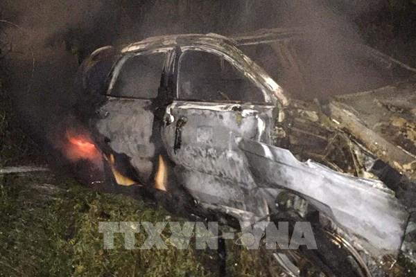 Ô tô con đâm vào ống cống ven đường bốc cháy, 3 người may mắn thoát chết