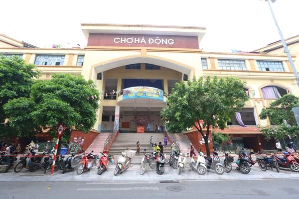 Hà Nội đóng cửa tạm thời chợ Hà Đông
